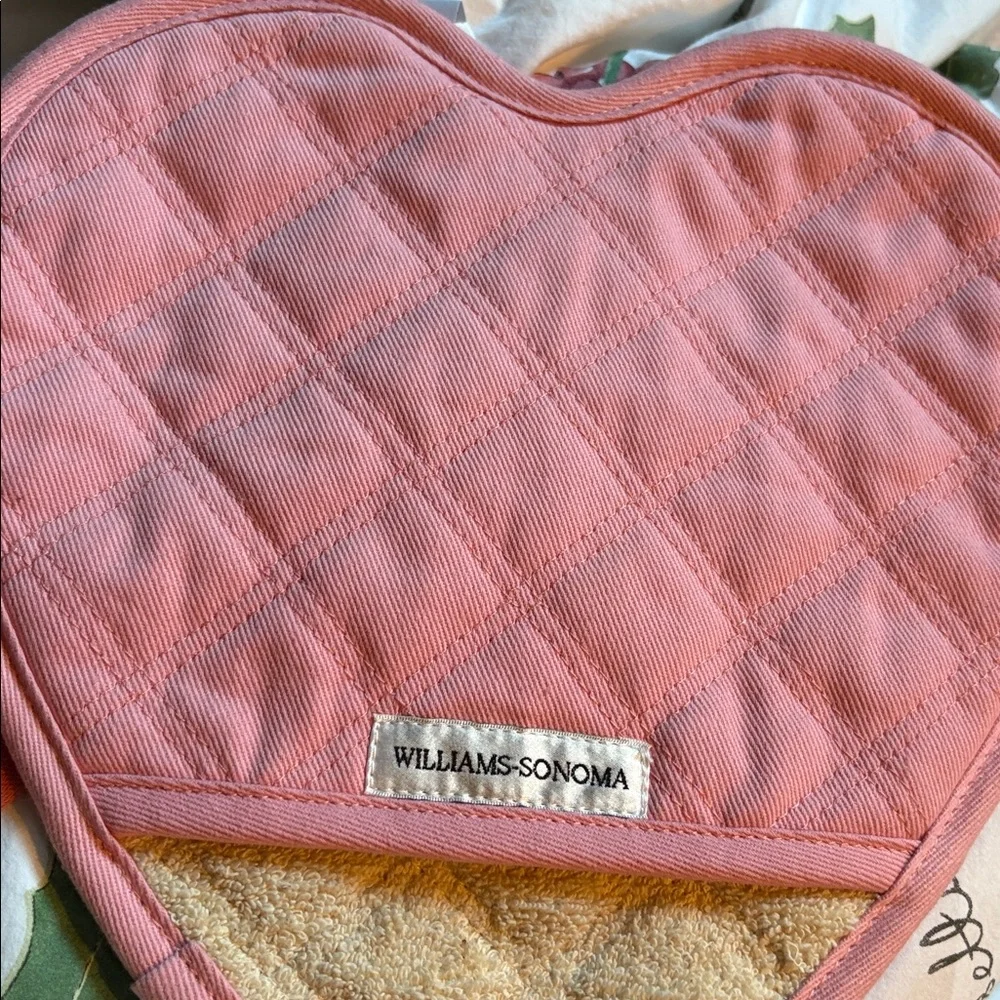 Brand New Williams Sonoma Pink heart oven mitt